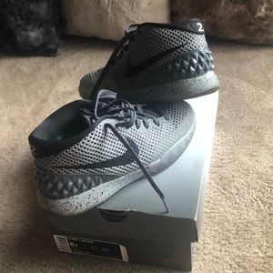 Kyrie sneakers Big Kid size 6 (women’s 8)